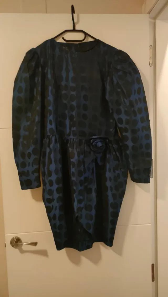 Vestido azul con lunares negros