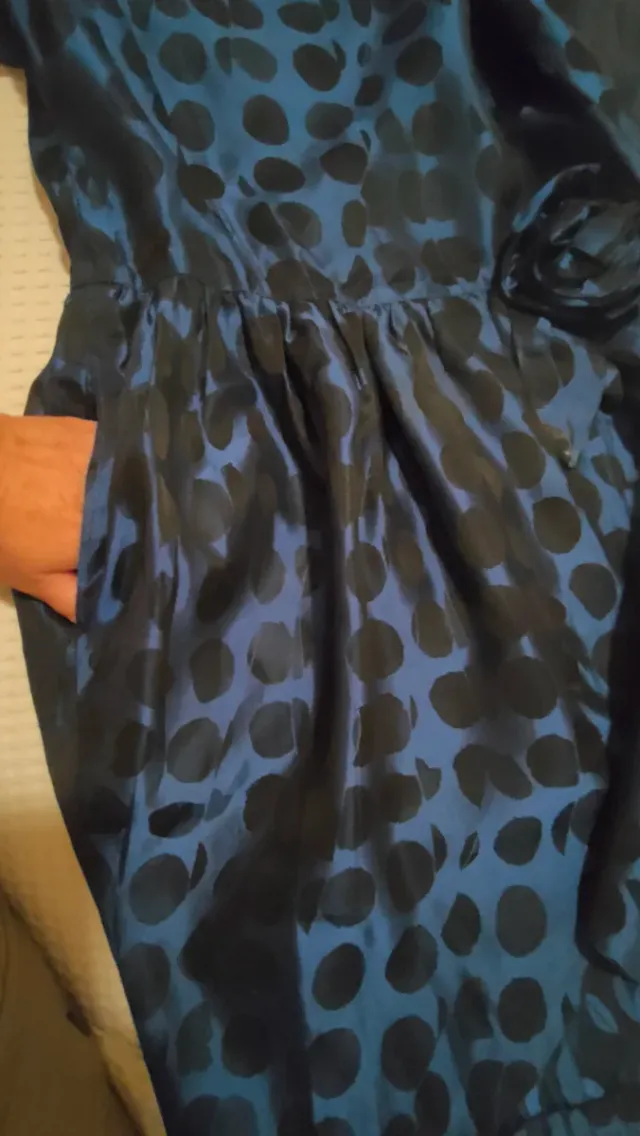 Vestido azul con lunares negros