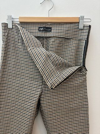 Pantalones de cuadros beige y negro