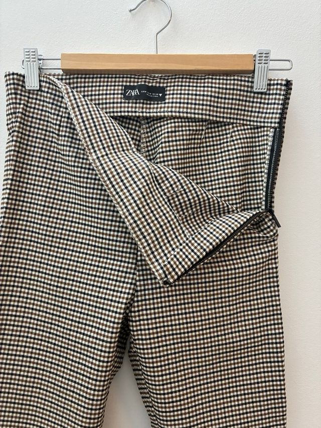 Pantalones de cuadros beige y negro