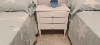 Cama infantil blanca con mesita