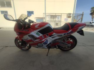 Moto Honda CBR 600F Roja y Blanca