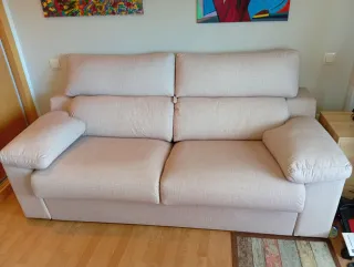 Sofá de tela beige
