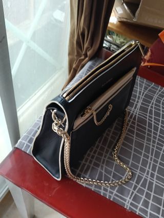 Bolso Pedro del Hierro negro con asa dorada