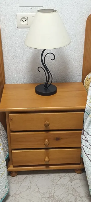 Camas y mesilla de noche de madera (