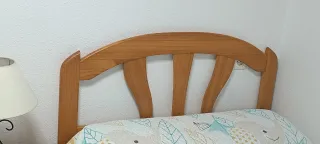 Camas y mesilla de noche de madera (