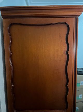 Armario de madera clásico