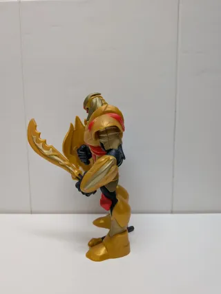 Muñeco Gormiti Guerrero Dorado