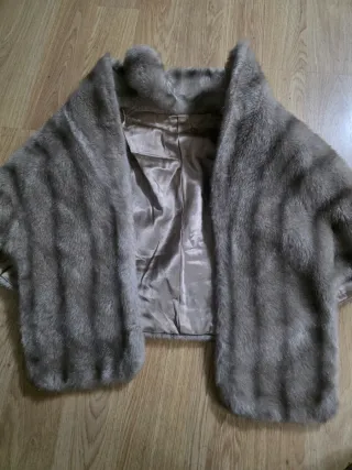 Chal de piel sintética beige y gris