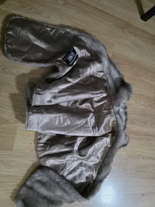 Chal de piel sintética beige y gris