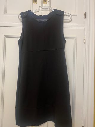 Vestido sin mangas tipo pichi. marrón chocolate