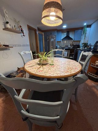 Mesa redonda y 4 sillas restauradas a mano.