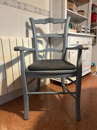 Mesa redonda y 4 sillas restauradas a mano.