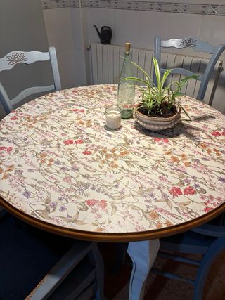 Mesa redonda y 4 sillas restauradas a mano.
