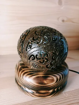 Lampada in cocco traforata