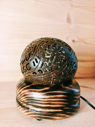 Lampada in cocco traforata