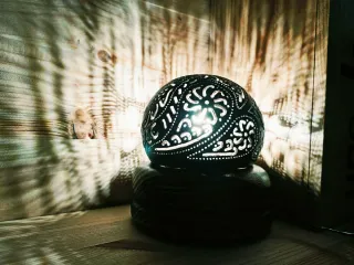 Lampada in cocco traforata