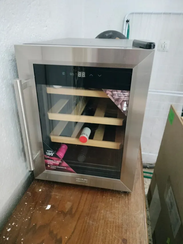 Nevera de vinos Cecotec