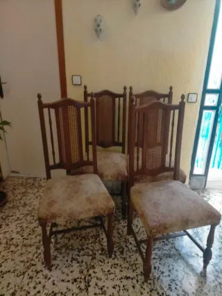 Juego de 4 sillas antiguas de madera