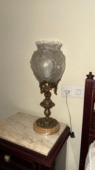 Lámpara de mesa dorada y transparente