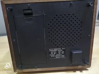 Antico gramofono, fotocamere e telefono