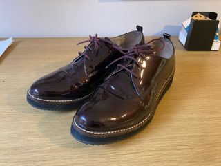 Zapatos Oxford charol morado/marrón