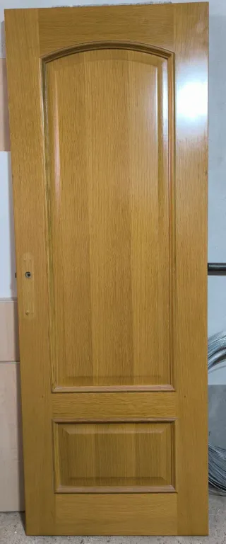 Puertas de roble con cristal decorado y ciegas