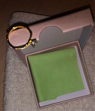 Anillo de brillantes para mujer elegante.