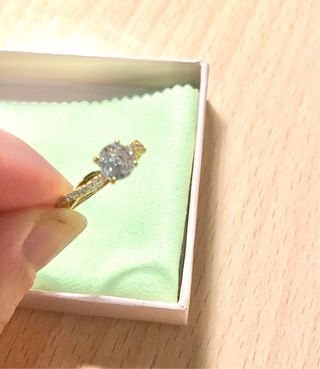 Anillo de brillantes para mujer elegante.