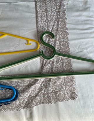 Perchas de plástico para ropa.