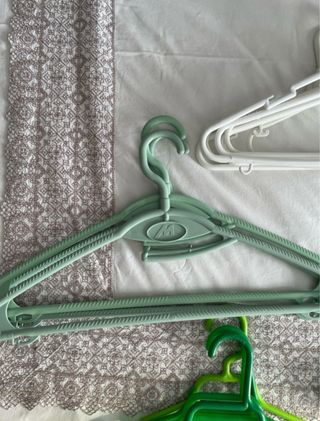 Perchas de plástico para ropa.