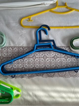 Perchas de plástico para ropa.