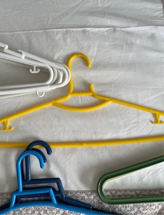 Perchas de plástico para ropa.