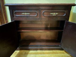 Mueble antiguo de madera con detalles dorados