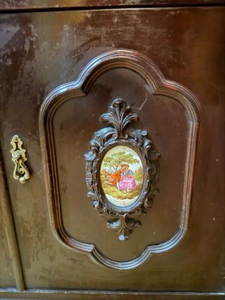 Mueble antiguo de madera con detalles dorados