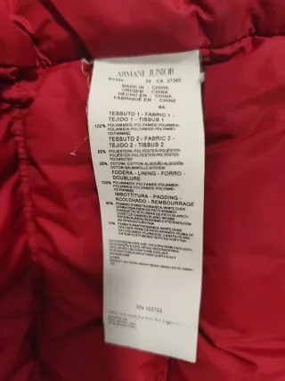 Cazadora plumifero Armani granate. Talla 6 años