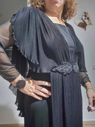 Elegante vestido negro con pedrería