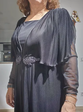 Elegante vestido negro con pedrería