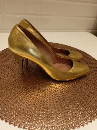 Zapatos de tacón dorados