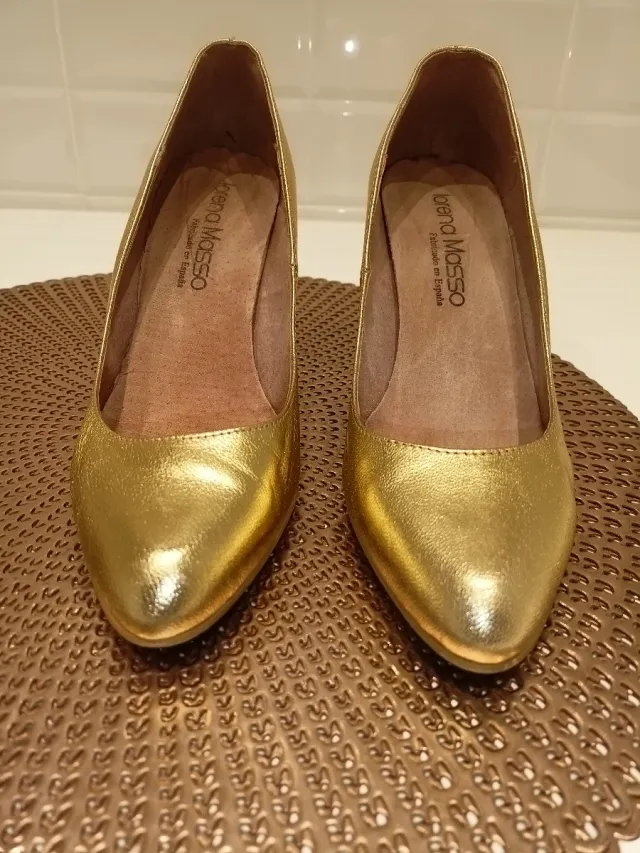 Zapatos de tacón dorados