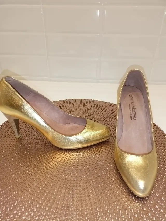 Zapatos de tacón dorados