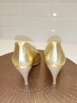 Zapatos de tacón dorados