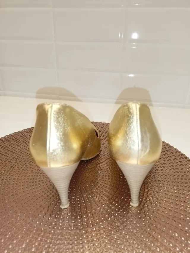 Zapatos de tacón dorados