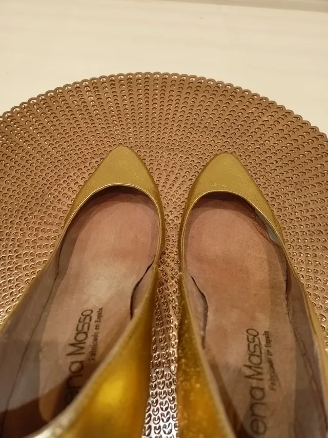 Zapatos de tacón dorados