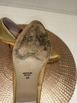 Zapatos de tacón dorados