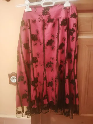Falda raso y encaje roja y negra