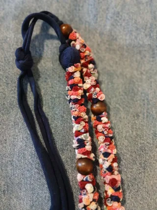 Collar hecho a mano con tela reciclada