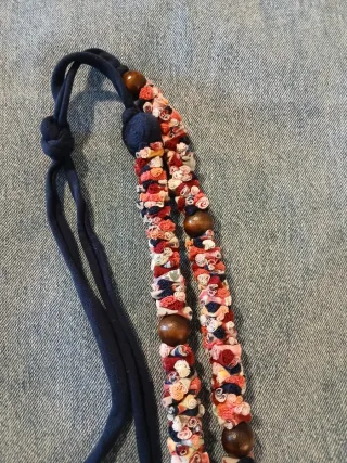 Collar hecho a mano con tela reciclada