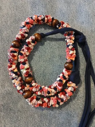 Collar hecho a mano con tela reciclada