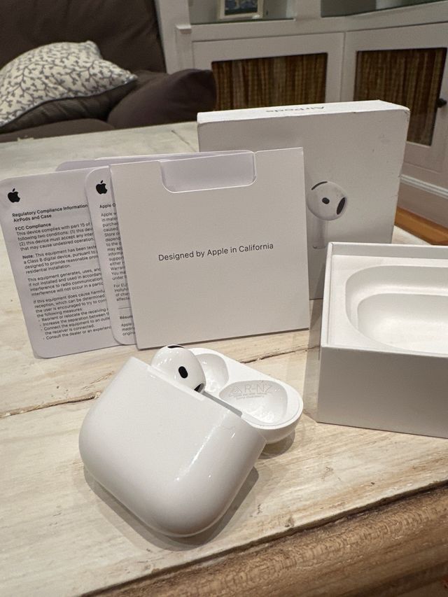 AirPods 4 (Estándar) - Izquierdo + Estuche NUEVOS